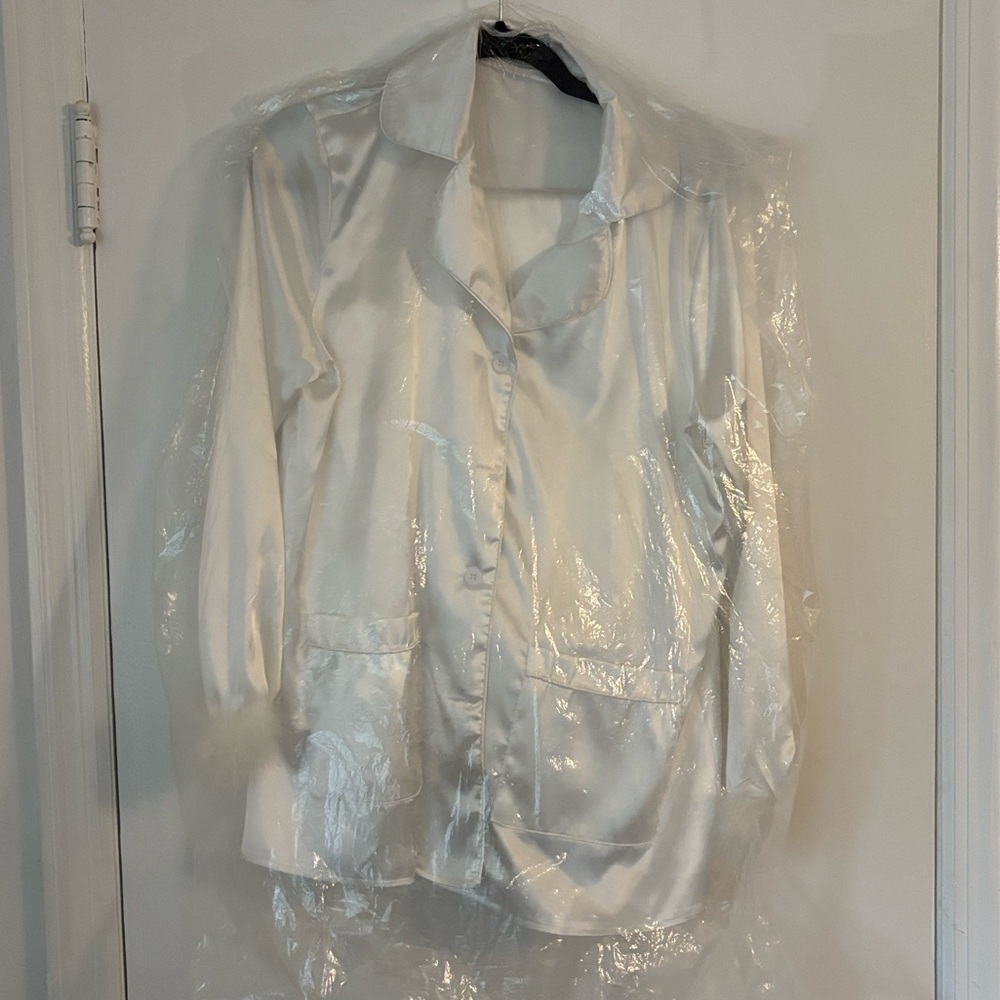 It’s Juliet Elegant Feathered Sleeve White Satin Pajama Set